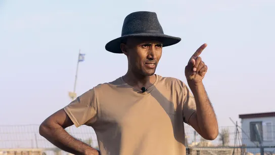 Eid Suleiman Hadalin explica cómo Israel pretende demoler un tercio de su aldea, Umm al Jeir. Eid Suleiman Hadalin explica cómo Israel pretende demoler un tercio de su aldea, Umm al Jeir.