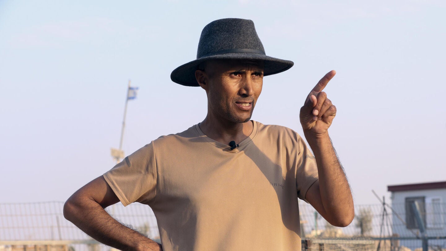 Eid Suleiman Hadalin explica cómo Israel pretende demoler un tercio de su aldea, Umm al Jeir.