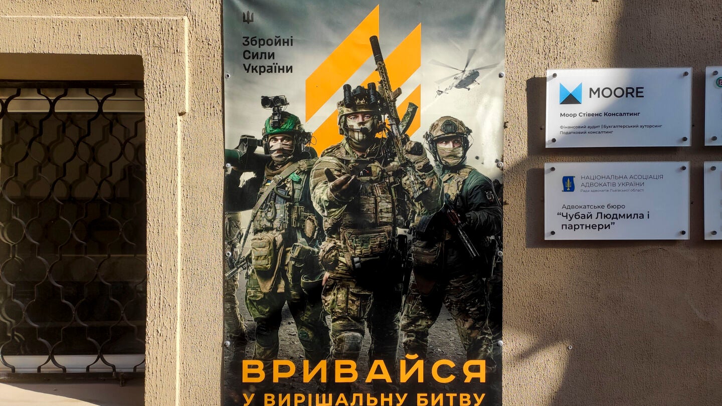 Una pancarta de reclutamiento por parte del Ejército ucraniano vista en Leópolis 