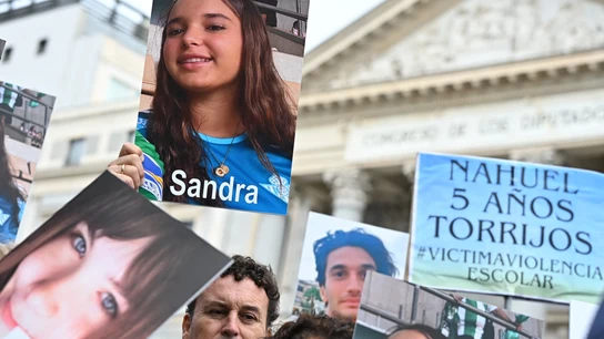 Familiares y amigos víctimas del acoso escolar se concentran frente al Congreso de los Diputados por el Día Internacional contra la Violencia y el Acoso Escolar Familiares y amigos víctimas del acoso escolar se concentran frente al Congreso de los Diputados por el Día Internacional contra la Violencia y el Acoso Escolar
