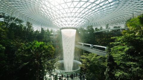 Cascada en el aeropuerto de Changi, en Singapur