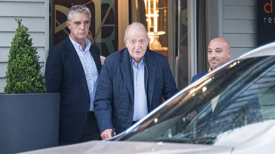 El rey emérito Juan Carlos I a su salida de un restaurante en O Grove, Pontevedra, tras su vuelta a España. El rey emérito Juan Carlos I a su salida de un restaurante en O Grove, Pontevedra, tras su vuelta a España.