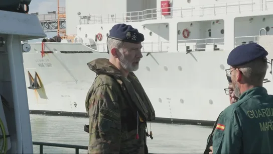 Uniforme militar y salvavidas, incluido: Felipe VI presencia el simulacro de una persecución a una narcolancha en su visita a Cádiz Uniforme militar y salvavidas, incluido: Felipe VI presencia el simulacro de una persecución a una narcolancha en su visita a Cádiz