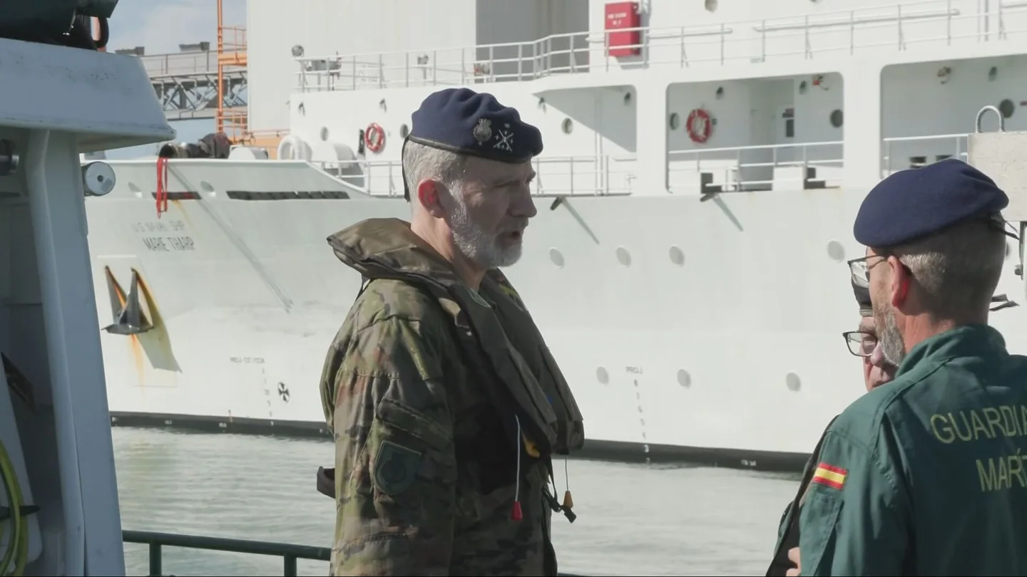 Uniforme militar y salvavidas, incluido: Felipe VI presencia el simulacro de una persecución a una narcolancha en su visita a Cádiz Uniforme militar y salvavidas, incluido: Felipe VI presencia el simulacro de una persecución a una narcolancha en su visita a Cádiz