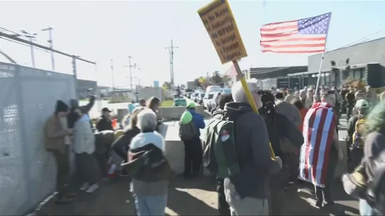 Tensión y 14 detenciones en las protestas de unos padres contra la detención de una maestra de guardería en Chicago Tensión y 14 detenciones en las protestas de unos padres contra la detención de una maestra de guardería en Chicago