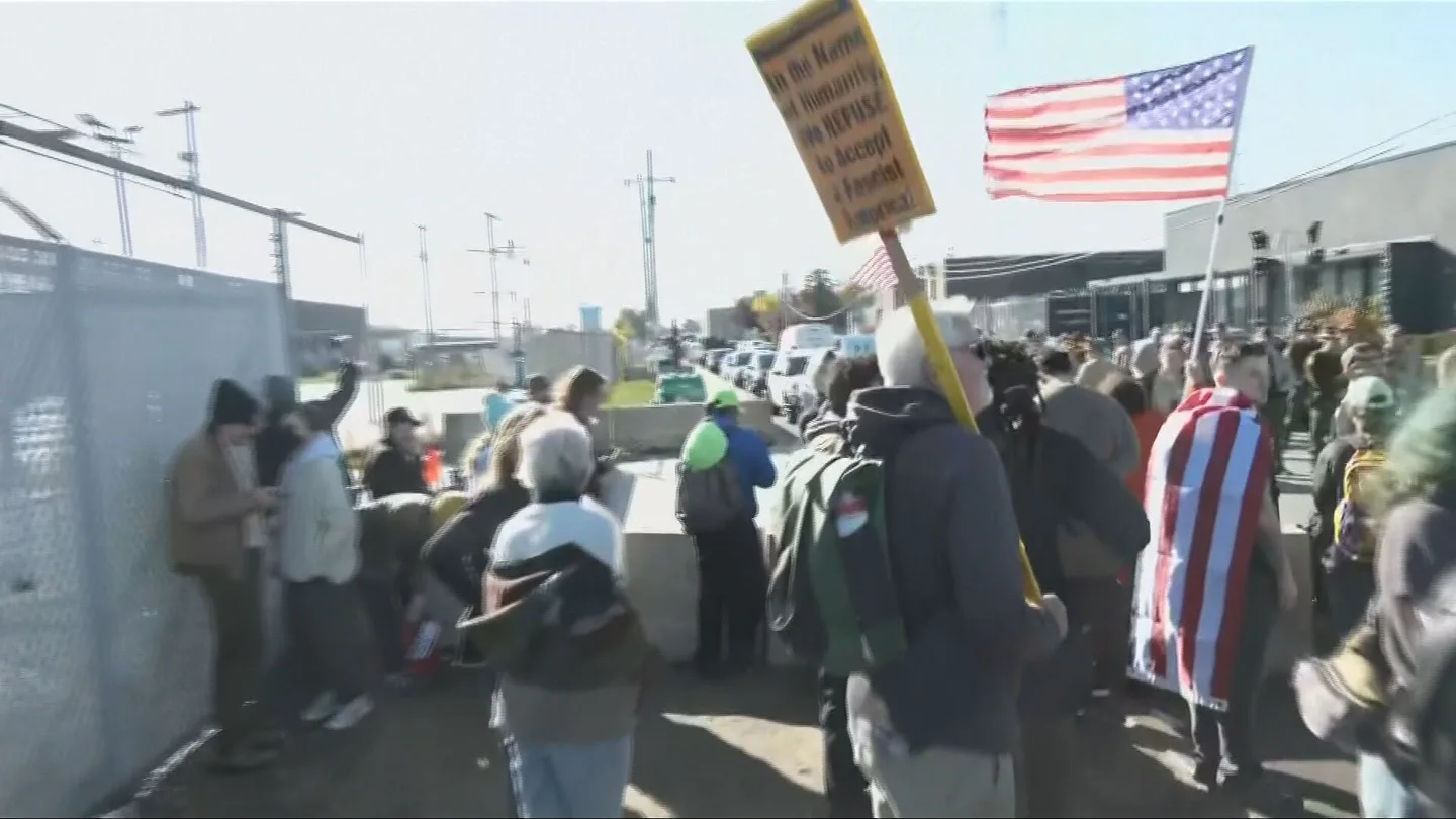 Tensión y 14 detenciones en las protestas de unos padres contra la detención de una maestra de guardería en Chicago Tensión y 14 detenciones en las protestas de unos padres contra la detención de una maestra de guardería en Chicago