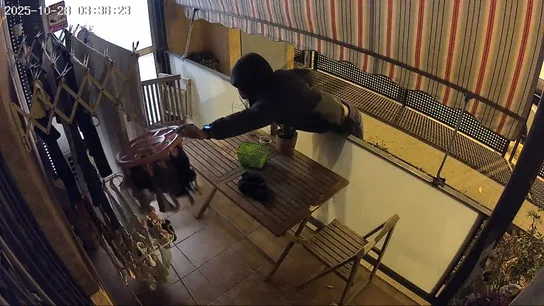 Robabragas y reincidente: el modus operandi del acosador que tiene atemorizadas a dos jóvenes de Barcelona Robabragas y reincidente: el modus operandi del acosador que tiene atemorizadas a dos jóvenes de Barcelona