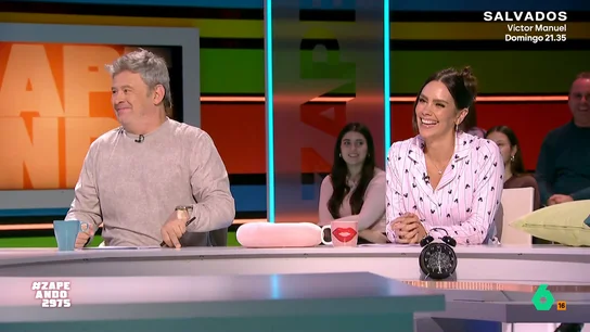 Cristina Pedroche vuelve a Zapeando y la reciben en pijama: "No quiero estar aquí..." La zapeadora ha vuelto al programa después de ser madre por segunda vez. Cristina, aunque expone que tiene ganas de "hacer cosas", a la vez, preferiría estar en casa con sus dos hijos: Laia e Isai.