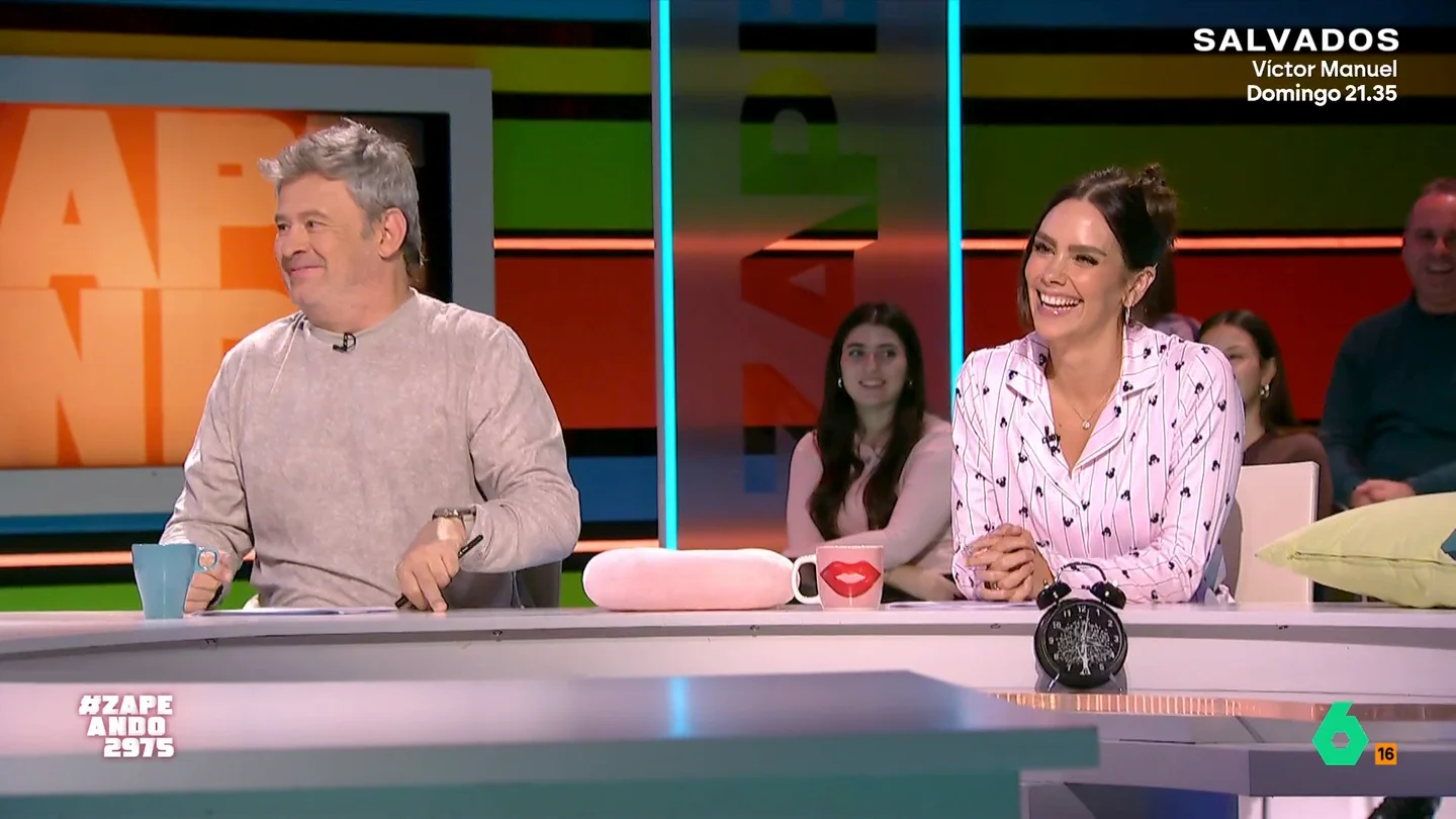 Cristina Pedroche vuelve a Zapeando y la reciben en pijama: "No quiero estar aquí..." La zapeadora ha vuelto al programa después de ser madre por segunda vez. Cristina, aunque expone que tiene ganas de "hacer cosas", a la vez, preferiría estar en casa con sus dos hijos: Laia e Isai.