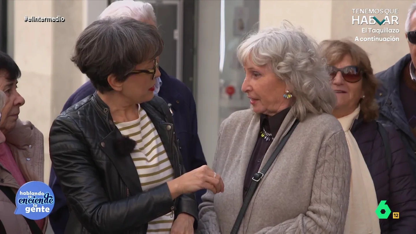 Una mujer, en contra de dónde vive Juan Carlos I: "Debería vivir en un piso de dos habitaciones" Thais Villas vuelve a generar un acalorado debate en la calle. En esta ocasión, pregunta a los ciudadanos qué opinan sobre la posibilidad de que el rey Juan Carlos I vuelva a España.