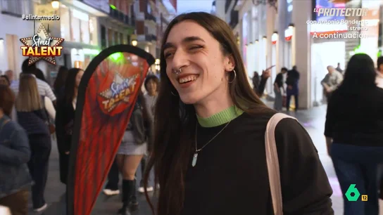 Un joven sorprende con su talento oculto: "Al ser un helicóptero Apache de guerra me sale solo" El Intermedio ha vuelto a salir a la calle para conocer los talentos ocultos de la gente en una nueva edición de 'Street Talent'. No te pierdas qué son capaces de hacer los entrevistados.