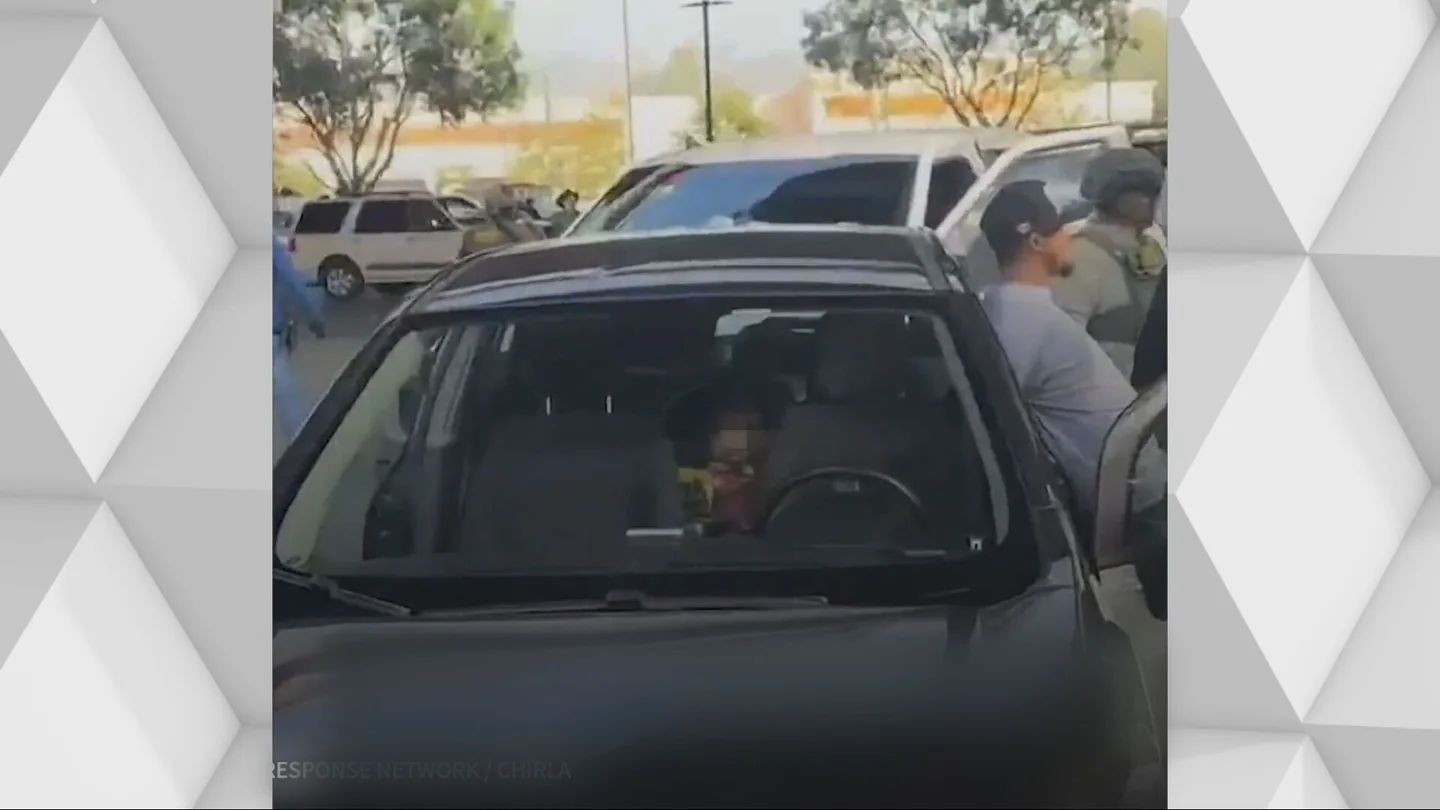 Luna, de un año, ve desde el coche como detienen a su padre en Los Ángeles. Luna, de un año, ve desde el coche como detienen a su padre en Los Ángeles.