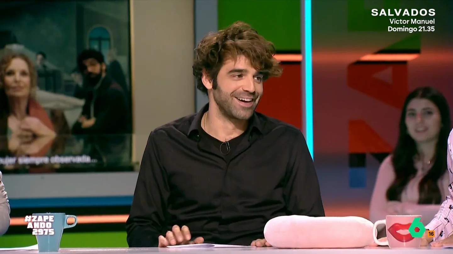 David Verdaguer presenta 'Siempre es invierno' en Zapeando: "Es una comedia romántica al revés" El actor visita el programa para presentar su nueva película, dirigida por David Trueba. En ella interpreta a un arquitecto paisajista que viaja hasta Bélgica para participar en un concurso y su pareja le deja.