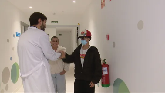 El joven Santiago, con el médico que ha salvado su vida El joven Santiago, con el médico que ha salvado su vida