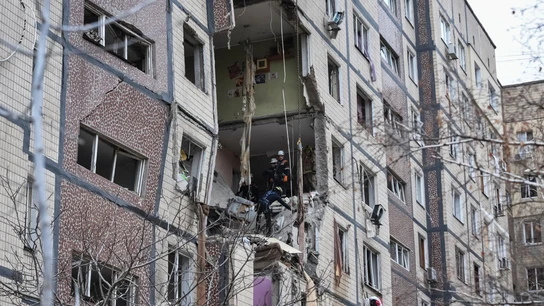 Daños tras el ataque ruso perpetrado en un edificio en Dnipró. Daños tras el ataque ruso perpetrado en un edificio en Dnipró.