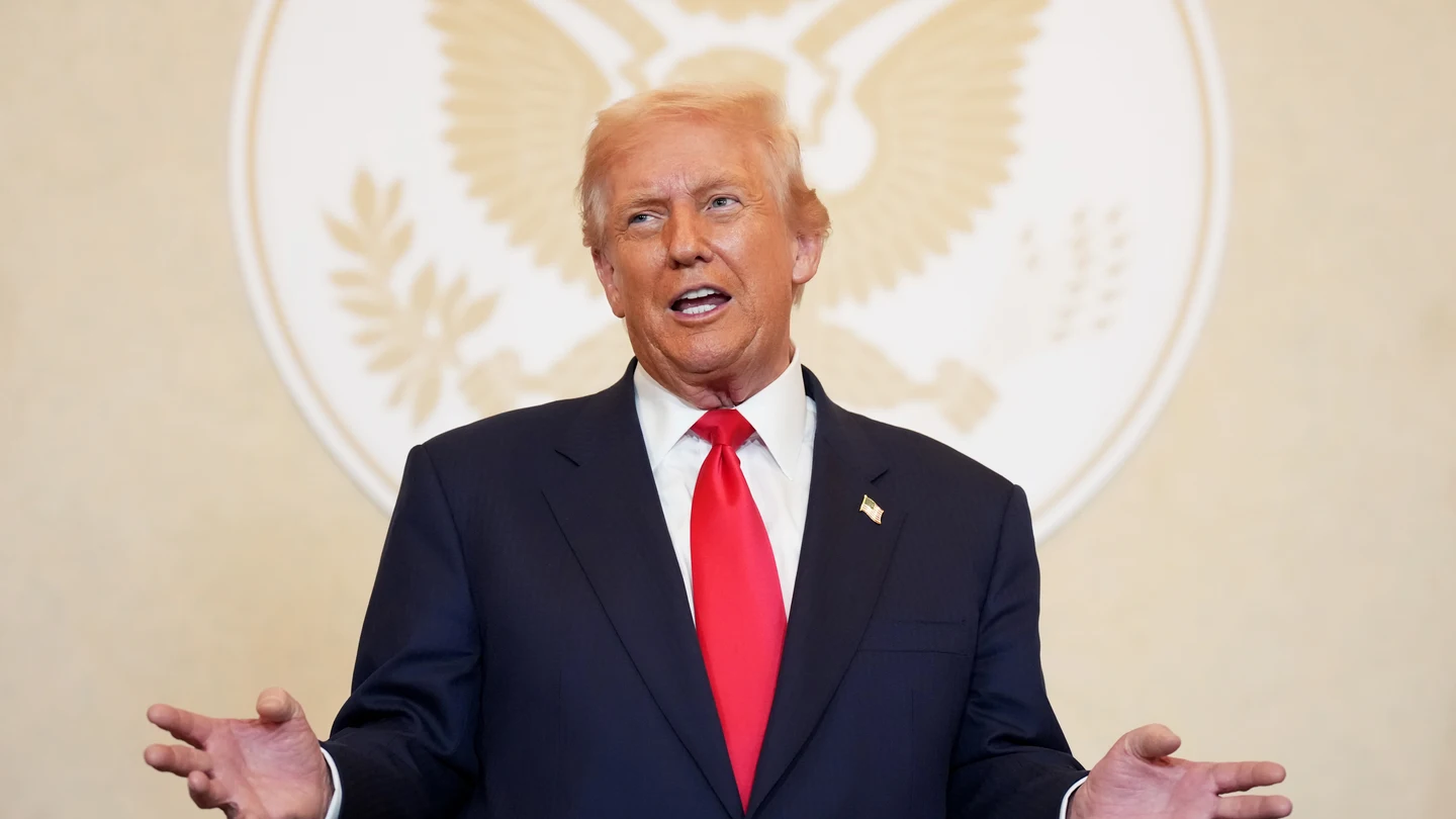 Trump habla durante una reunión con líderes empresariales en la residencia del embajador de Estados Unidos Trump habla durante una reunión con líderes empresariales en la residencia del embajador de Estados Unidos