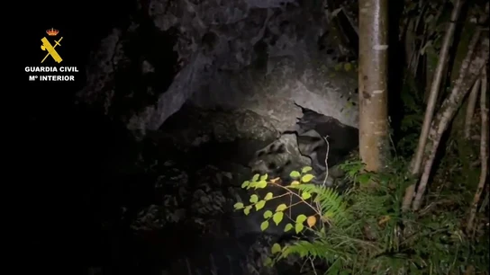 Efectivos del GREIM rescatan a dos espeleólogos atrapados por el agua en una cueva de Picos de Europa. Efectivos del GREIM rescatan a dos espeleólogos atrapados por el agua en una cueva de Picos de Europa.