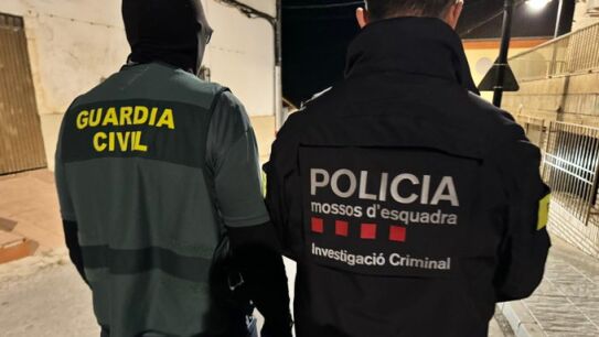 Un agente de la Guardia Civil y otro de los Mossos d'Esquadra.