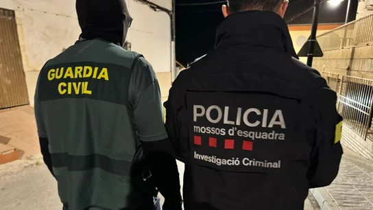 Un agente de la Guardia Civil y otro de los Mossos d'Esquadra. Un agente de la Guardia Civil y otro de los Mossos d'Esquadra.