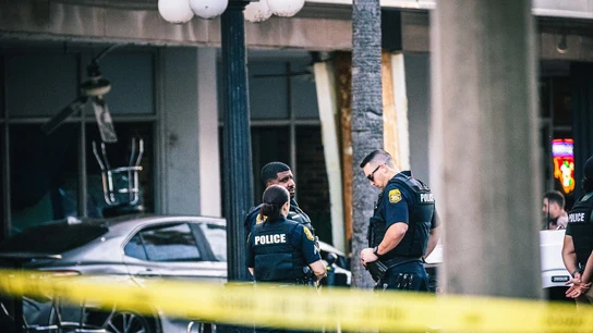 La Policía de Tampa (Florida) acordona un atropello múltiple en el bar Bradley's. La Policía de Tampa (Florida) acordona un atropello múltiple en el bar Bradley's.