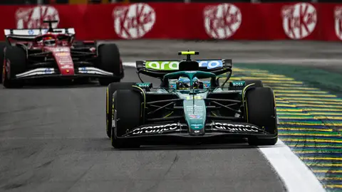 Fernando Alonso con el Ferrari detrás en la Sprint de Interlagos Fernando Alonso con el Ferrari detrás en la Sprint de Interlagos