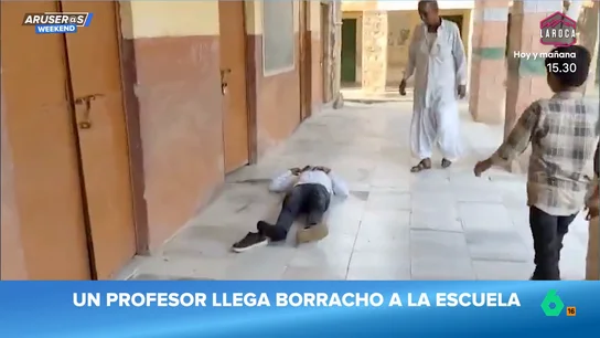 El vídeo viral del profesor que llega borracho a la escuela: "Le falta un zapato, que es el símbolo de que vas muy perjudicado" El vídeo viral del profesor que llega borracho a la escuela: "Le falta un zapato, que es el símbolo de que vas muy perjudicado"