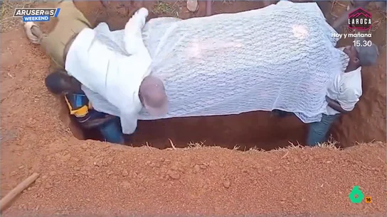El vídeo del hombre que cae en la fosa en medio de un entierro: "El muerto se lo quiere llevar con él" El vídeo del hombre que cae en la fosa en medio de un entierro: "El muerto se lo quiere llevar con él"