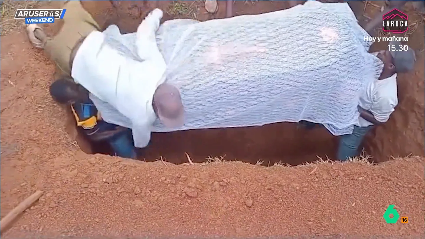 El vídeo del hombre que cae en la fosa en medio de un entierro: "El muerto se lo quiere llevar con él" El vídeo del hombre que cae en la fosa en medio de un entierro: "El muerto se lo quiere llevar con él"
