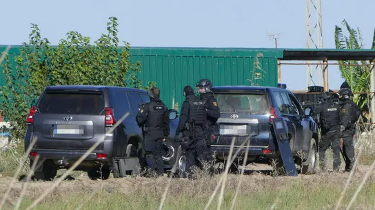Agentes de policía desplegados frente a la nave en la que se encuentra atrincherado en Isla Mayor (Sevilla). Agentes de policía desplegados frente a la nave en la que se encuentra atrincherado en Isla Mayor (Sevilla).