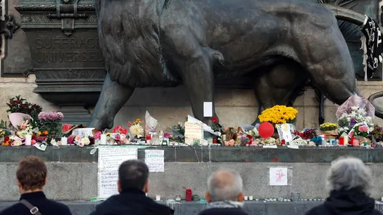 Franceses dejan sus ofrendas a las víctimas del atentado en Bataclan Franceses dejan sus ofrendas a las víctimas del atentado en Bataclan