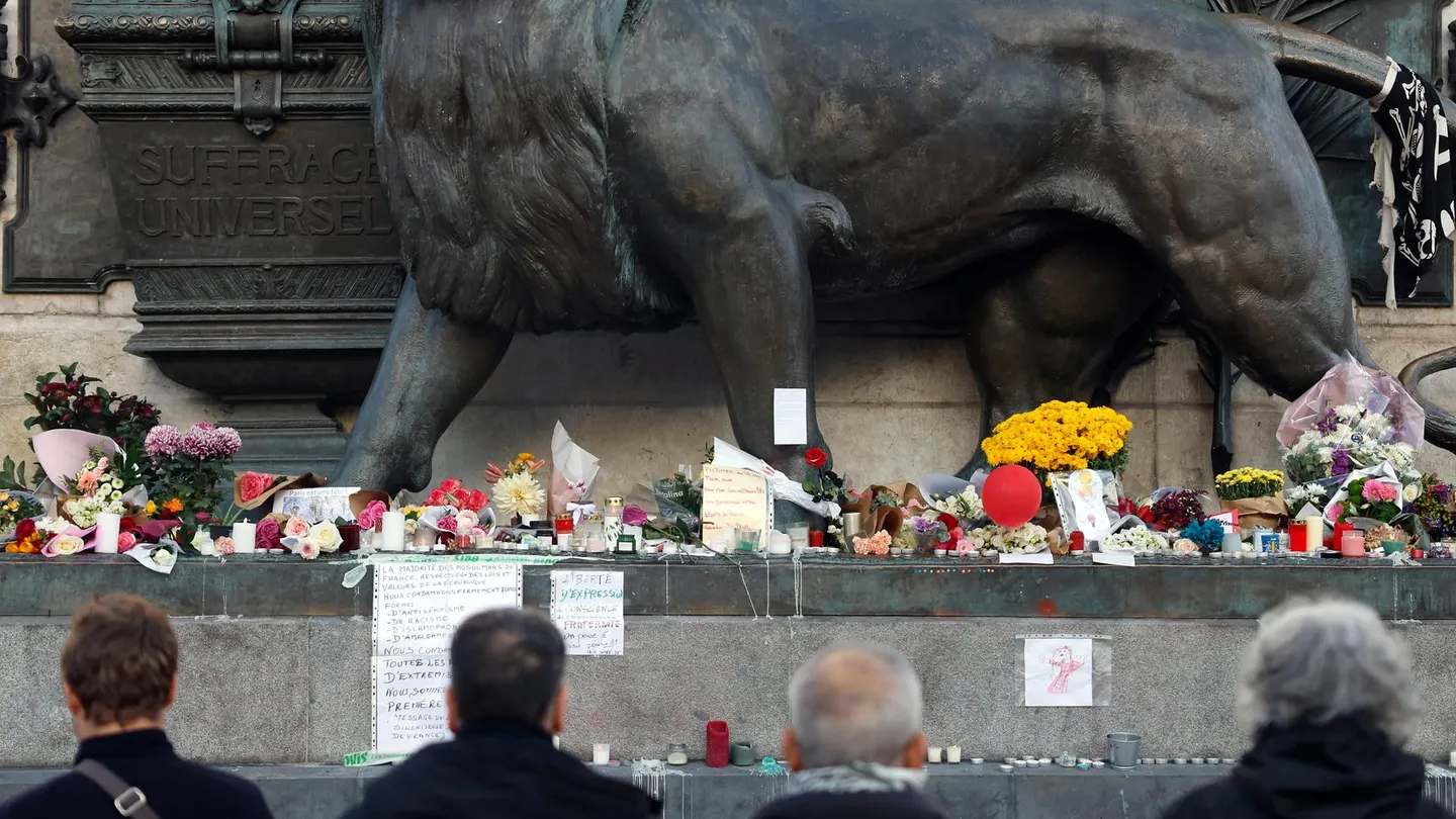 Franceses dejan sus ofrendas a las víctimas del atentado en Bataclan Franceses dejan sus ofrendas a las víctimas del atentado en Bataclan
