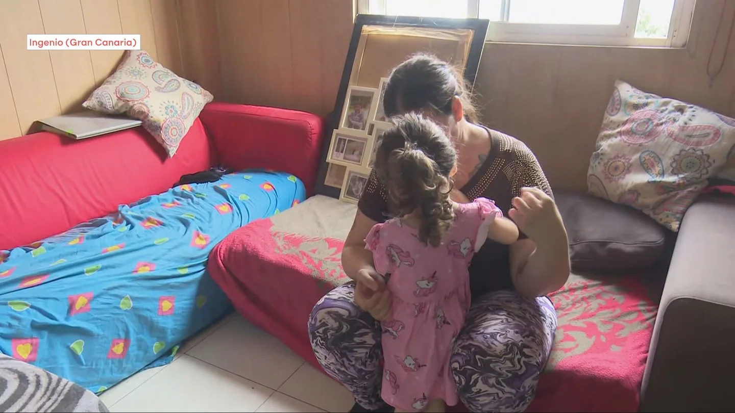 Imagen de una madre con su hija, quienes van a ser desahuciadas en Gran Canaria Imagen de una madre con su hija, quienes van a ser desahuciadas en Gran Canaria
