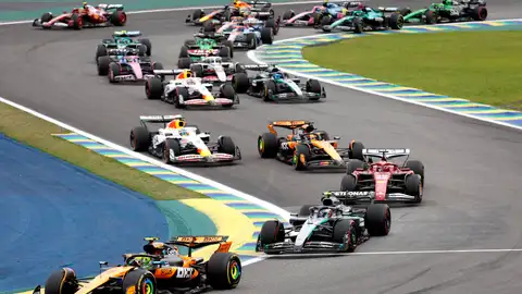 El británico Lando Norris, de McLaren, liderando el Gran Premio de Formula Uno de Sao Paulo 2025 en el circuito de Interlagos, en Sao Paulo (Brasil). Lando Norris