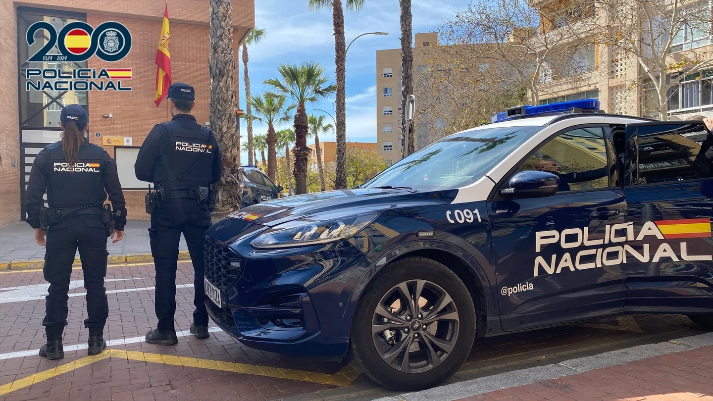 Agentes de la Policía Nacional en Alicante. Agentes de la Policía Nacional en Alicante.