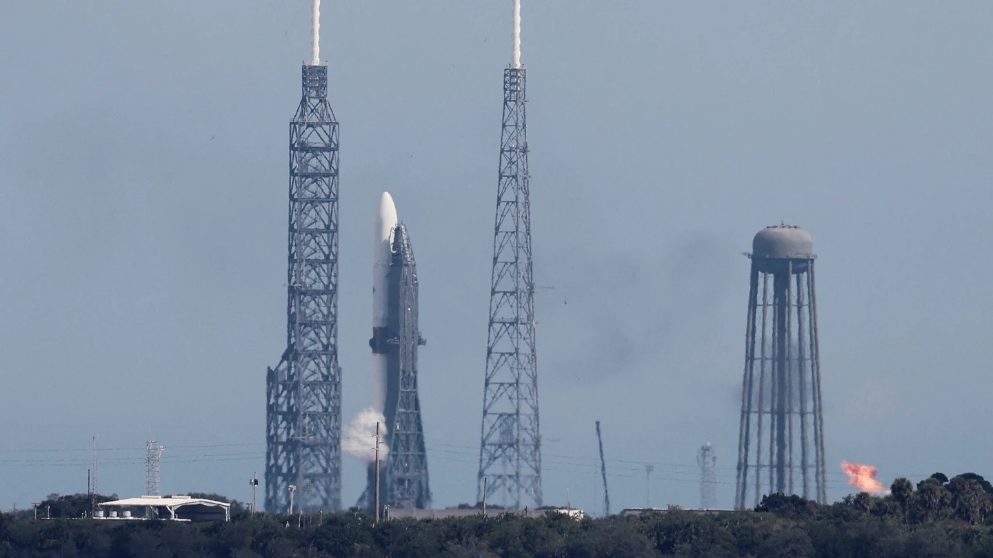 El cohete que lleva los dos satélites de la NASA que pretenden llegar a Marte El cohete que lleva los dos satélites de la NASA que pretenden llegar a Marte