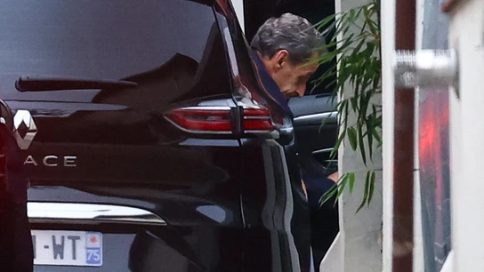 Nicolás Sarkozy llega a su casa tras salir de prisión. Nicolás Sarkozy llega a su casa tras salir de prisión.