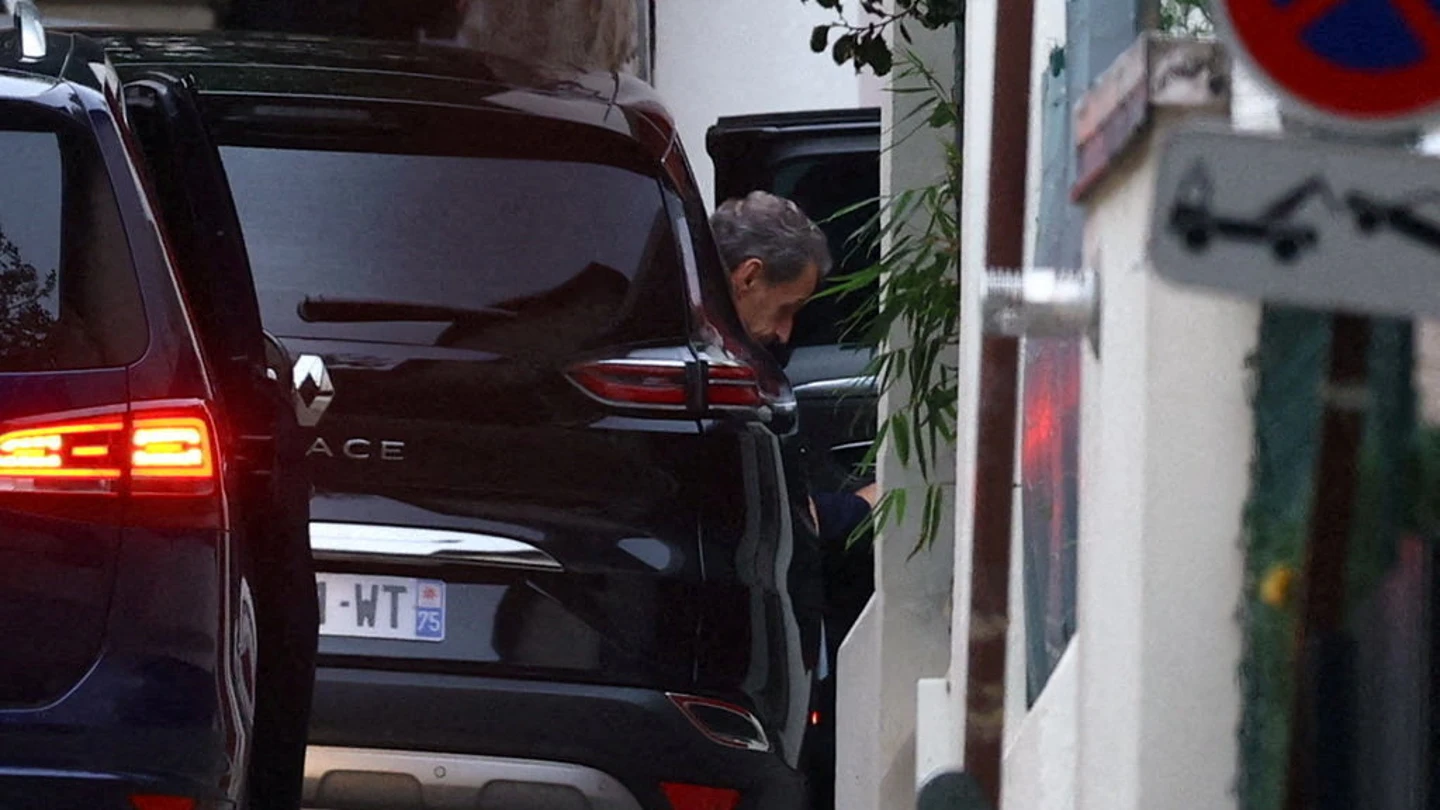 Sarkozy llega a su casa tras salir de prisión Sarkozy llega a su casa tras salir de prisión