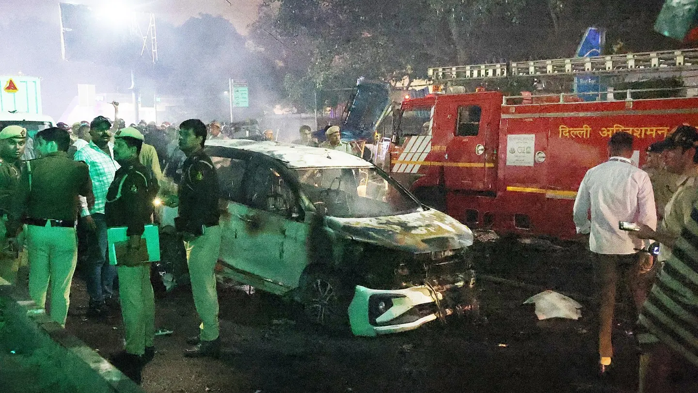 Agentes de la Policía india inspeccionan el lugar de la explosión. Agentes de la Policía india inspeccionan el lugar de la explosión.