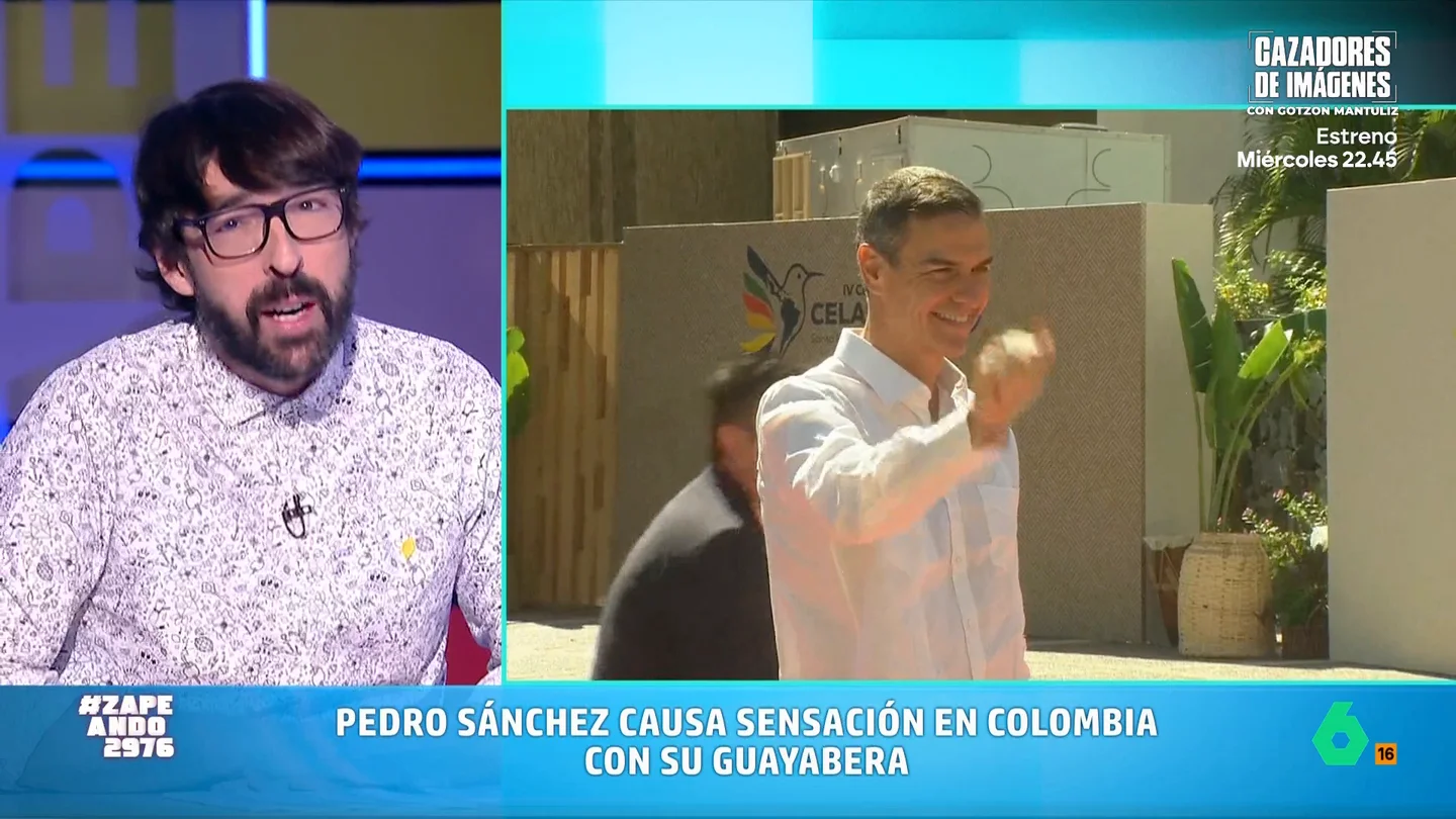 Quique Peinado reacciona en este vídeo al look de Pedro Sánchez: "Le queda bien todo, menos el telediario de por las mañanas" Quique Peinado reacciona en este vídeo al look de Pedro Sánchez: "Le queda bien todo, menos el telediario de por las mañanas"