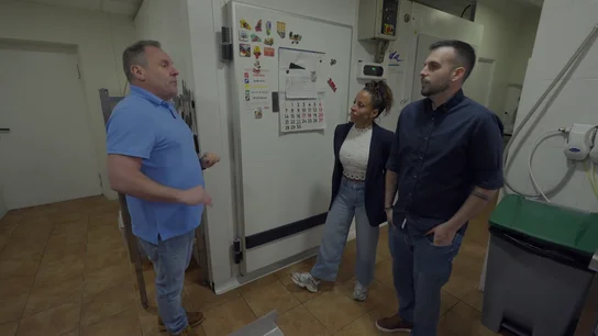 El tenso momento en el que el dueño del asador La Posada desvela la vida pasada de Shamira El tenso momento en el que el dueño del asador La Posada desvela la vida pasada de Shamira