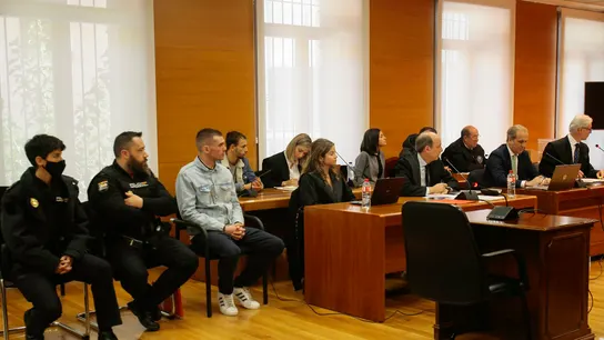 Arranca el juicio por el triple homicidio de Chiloeches (Guadalajara): piden penas de cinco años y prisión permanente revisable para los acusados Arranca el juicio por el triple homicidio de Chiloeches (Guadalajara): piden penas de cinco años y prisión permanente revisable para los acusados