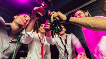 Grupo de amigos brindando Grupo de amigos brindando