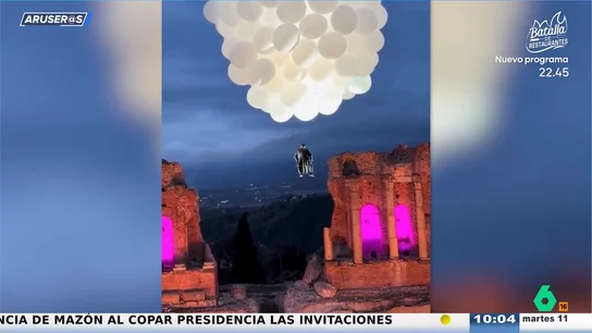 Un billonario chino llega a su boda suspendido en un ramillete de globos de helio blancos Un billonario chino llega a su boda suspendido en un ramillete de globos de helio blancos