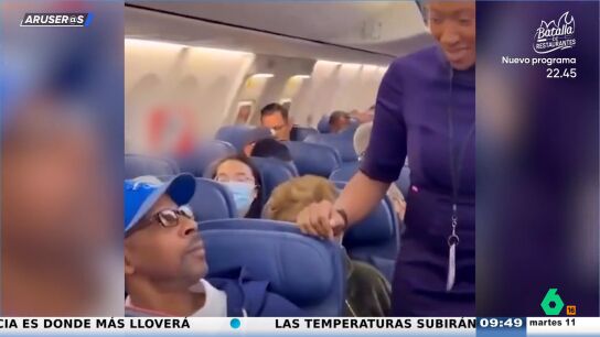 Emocionante reencuentro: una azafata sorprende a su padre en pleno vuelo tras un a&ntilde;o sin verse
