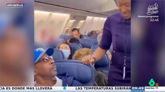 Emocionante reencuentro: una azafata sorprende a su padre en pleno vuelo tras un año sin verse Emocionante reencuentro: una azafata sorprende a su padre en pleno vuelo tras un año sin verse