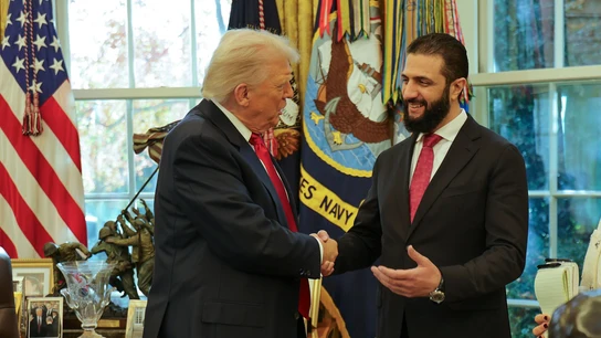 El presidente de Estados Unidos, Donald Trump, da la mano al presidente de Siria, Ahmad al-Sharaa El presidente de Estados Unidos, Donald Trump, da la mano al presidente de Siria, Ahmad al-Sharaa