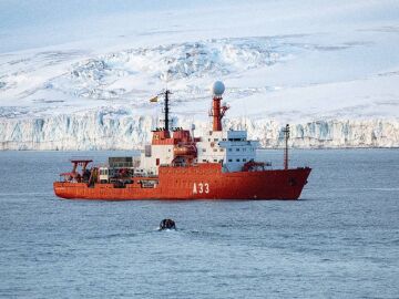 Buque de investigaci&oacute;n en la Ant&aacute;rtida