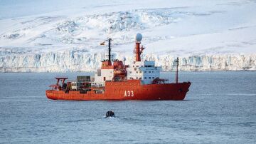 Buque de investigación en la Antártida
