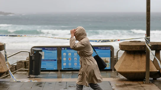 Una persona camina por el paseo marítimo de A Coruña, en una jornada en la que el litoral de Galicia está en alerta naranja por temporal marítimo Una persona camina por el paseo marítimo de A Coruña, en una jornada en la que el litoral de Galicia está en alerta naranja por temporal marítimo