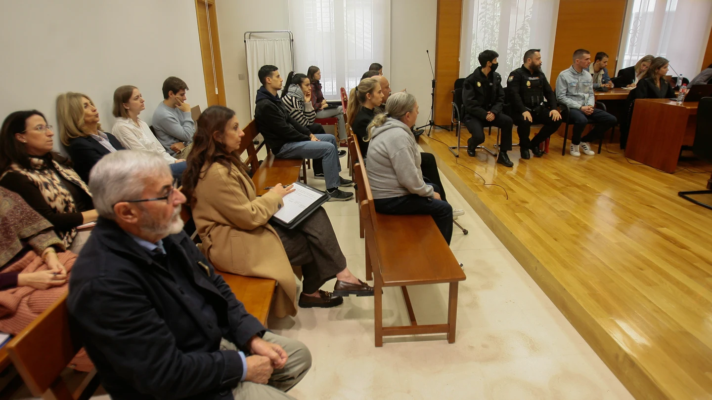 La Audiencia Provincial de Guadalajara acoge el primer día del juicio por el triple asesinato de un matrimonio y su hija en su vivienda de Chiloeches (Guadalajara) La Audiencia Provincial de Guadalajara acoge el primer día del juicio por el triple asesinato de un matrimonio y su hija en su vivienda de Chiloeches (Guadalajara)